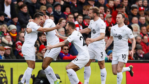 😎这人谁啊（摘掉墨镜）🥺号召力这么强！（😲这位是谁啊（目瞪口呆）号召力也太猛了吧！）