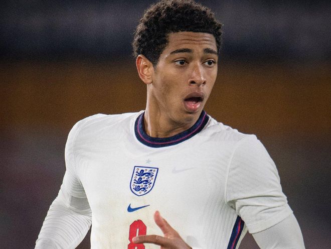 海港举办赛季总结会，王燊超乘直升机带冠军奖杯入场（海港举行赛季总结会，王燊超乘直升机捧杯亮相）