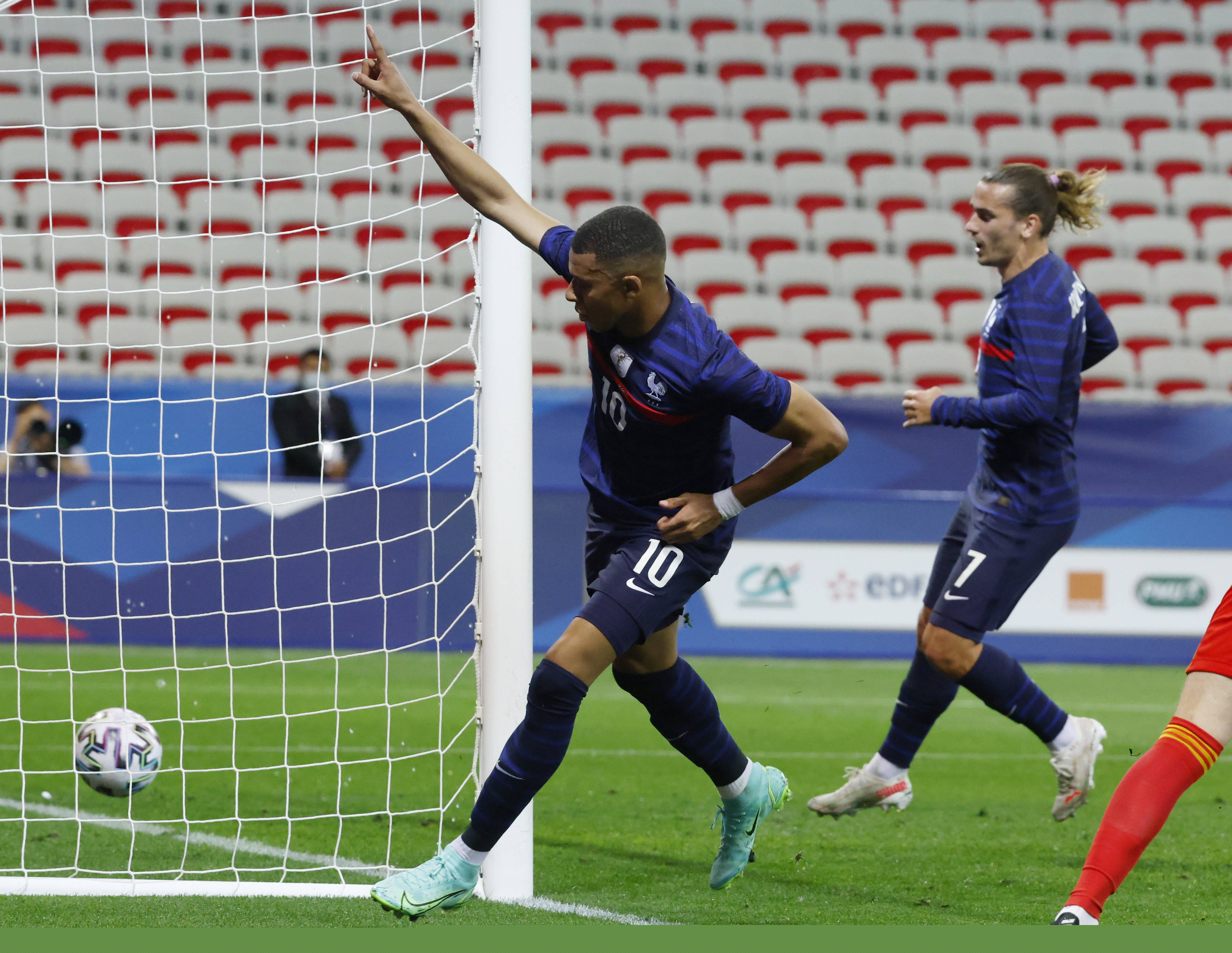 泽林斯基：下一轮踢利物浦必须好好表现，我们要争取进入前八（泽林斯基：对阵利物浦必须拿出状态，我们的目标是冲击八强）