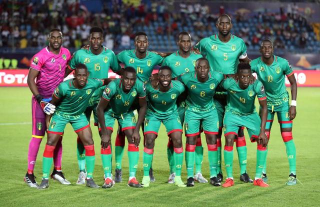 化身电竞少年，维尼修斯晒照准备在使命召唤中大展身手（维尼修斯晒照变身电竞少年，欲在《使命召唤》中大显身手）