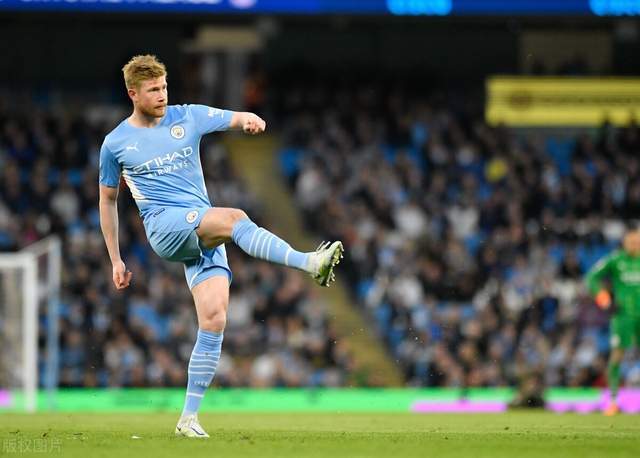 太开心了，马斯切拉诺赛后发布会上遭球员们啤酒浴“突袭”（赛后发布会大欢乐：球员突袭为马斯切拉诺献上啤酒浴）