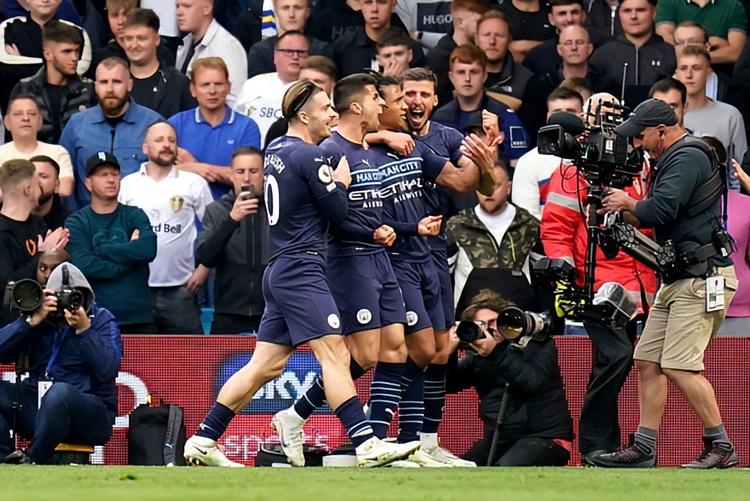 稳得可怕！胡金秋9中8高效拿下19分5板1帽 第三节10分（稳如磐石！胡金秋9投8中高效砍下19分5篮板1盖帽，第三节独得10分）