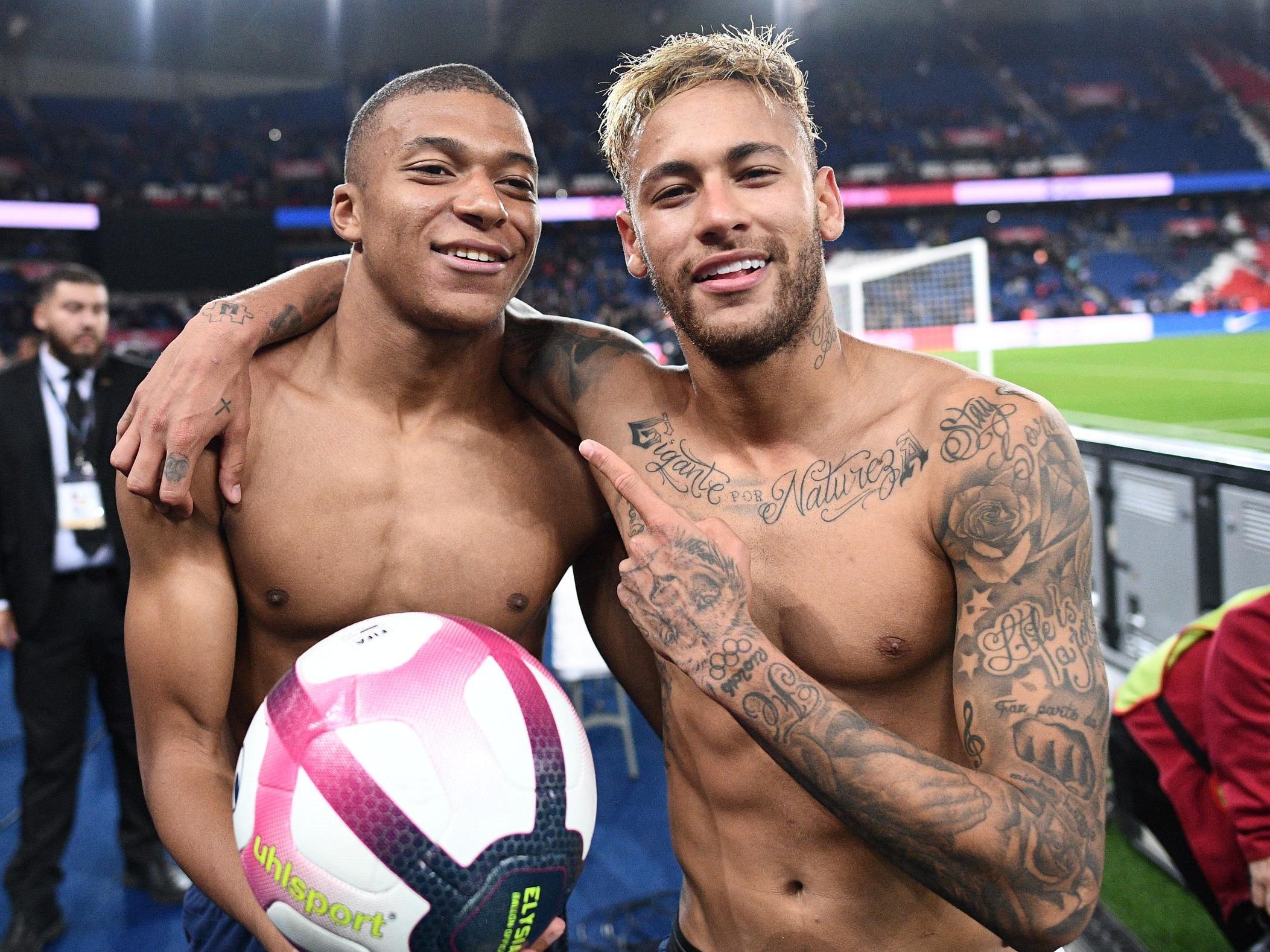 王曼昱“憋笑”嘴角压得好辛苦！想笑又不敢笑，与场上成鲜明对比（王曼昱强忍笑意，嘴角按得紧：想笑不敢笑，与赛场氛围形成强烈反差）